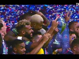 Confira como o PSG comemorou a Copa da França. DUGOUT