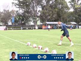 El 'Chucho' López y Jorge Sanz se picaron en un juego de puntería. Captura/Dugout
