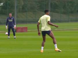 De contrato renovado, Aubameyang treina para duelo contra o West Ham. DUGOUT