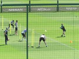 De máscara, Guardiola acompanha treino com bola no Manchester City. DUGOUT