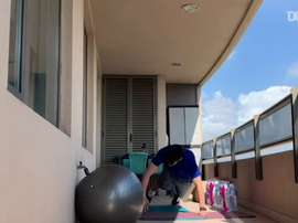 Javi López muestra unos ejercicios para hacer en casa. DUGOUT