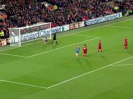 Le coup franc malin de Lewis Dunk contre Liverpool. dugout