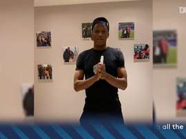 Yerry Mina enseña. DUGOUT