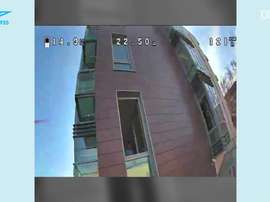 Malcom reçoit le prix du joueur du mois par drone. DUGOUT