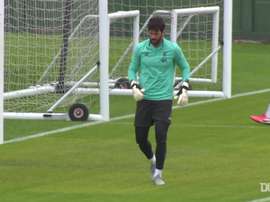 Alisson e Salah sul terreno di gioco. Dugout
