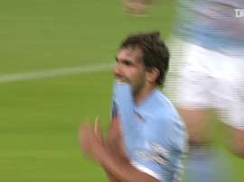 Tévez faz um golaço de falta pelo Manchester City. DUGOUT