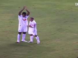Le joli but de loin d'Alex Sandro avec Santos. DUGOUT