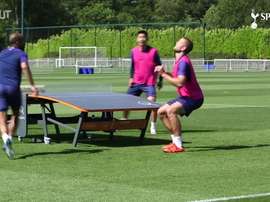 Jogadores do Tottenham se desafiaram no futmesa. DUGOUT