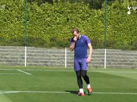Harry Kane did shooting practice with Hugo Lloris. DUGOUT
