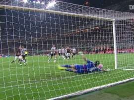 Em 2016, Buffon teve uma atuação brilhante em partida contra o Milan. DUGOUT
