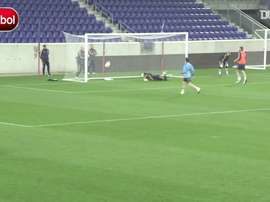 Reflexos apurados de Casillas em treino da Espanha. DUGOUT