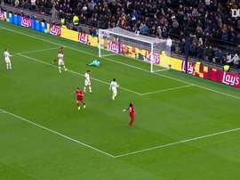 Le but de Lewandowski à Tottenham. DUGOUT