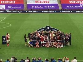 Jogadores do Arsenal levantam o troféu da FA Cup. DUGOUT
