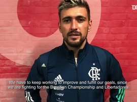 Giorgian Da Arrascaeta was happy after Flamengo beat Coritiba. DUGOUT
