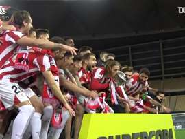 L'Athletic Bilbao soulève la Supercoupe d'Espagne 2020-21. dugout