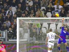 Il grande intervento di Buffon su Glik. Dugout