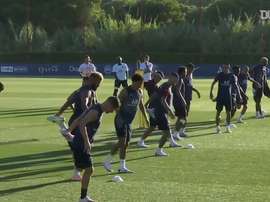 Kylian Mbappé et le Paris Saint-Germain péparent l'Atalanta. dugout