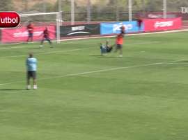 Pedro dá linda bicicleta em treino da Seleção Espanhola. DUGOUT