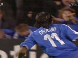 Le superbe but de Drogba contre Barcelone en 2006. DUGOUT