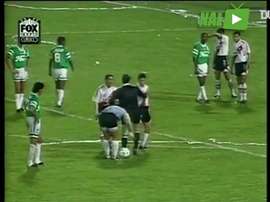 Goleiro Higuita era conhecido por marcar gols de falta. DUGOUT