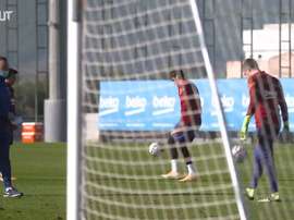 Trincão e Riqui Puig mostram habilidade em treino do Barcelona. DUGOUT