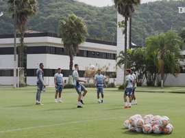 Santos trained before the match. DUGOUT