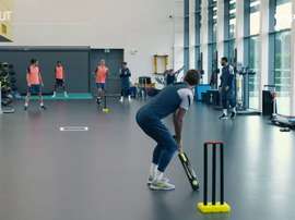 Les joueurs de Tottenham jouent au cricket en salle d'entrainement. dugout