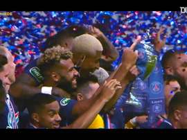 El PSG levantó el título con Mbappé en muletas. DUGOUT
