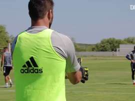 Gignac se mue en gardien lors d'un entrainement. dugout