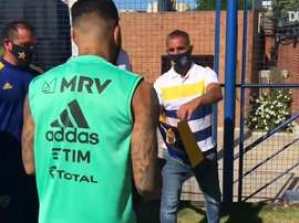 Gabigol e Landim trocam camisas com diretores do Boca antes de treino. DUGOUT