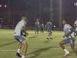 Santos face Olimpia. DUGOUT