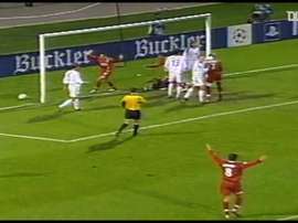 Le but de l'égalisation de Peguy Luyindula face au Bayern en 2003. dugout