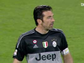 La parata di Buffon contro la Fiorentina. Dugout