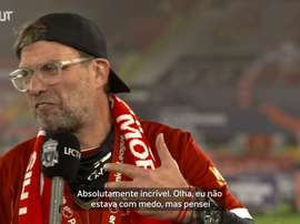 Klopp vibra após erguer troféu da Premier League. DUGOUT