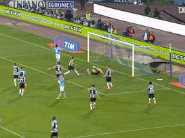 Defesas incríveis de Buffon contra o Napoli. DUGOUT