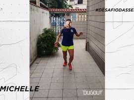 Jogadores do time de futebol feminino do Santos demonstraram habilidade em meio a quarentena. DUGOUT