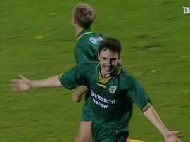 Van Bommel marca um gol impressionante. DUGOUT