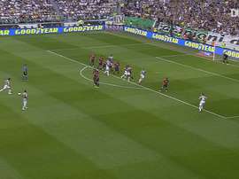 Le coup franc splendide de Pirlo contre Cagliari. DUGOUT