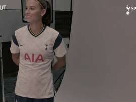Os bastidores da chegada de Alex Morgan no Tottenham. DUGOUT