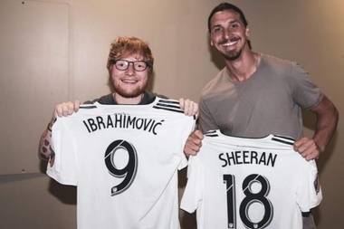 Ed Sheeran e Ibrahimovic, posando con la camiseta de Los Angeles Galaxy. Twitter/Ibra_official