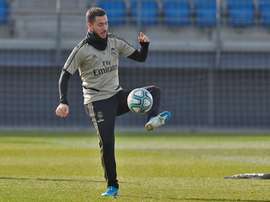 Hazard treina com bola e pode encarar o Atlético. Twitter/RealMadrid