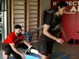 Cavani treina firme na academia. Twitter/ECavaniOfficial