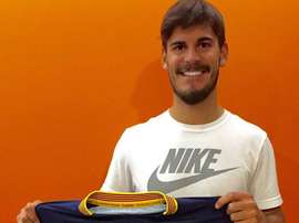 Edu Oriol posa con la camiseta de su nuevo equipo, el Llagostera. Twitter