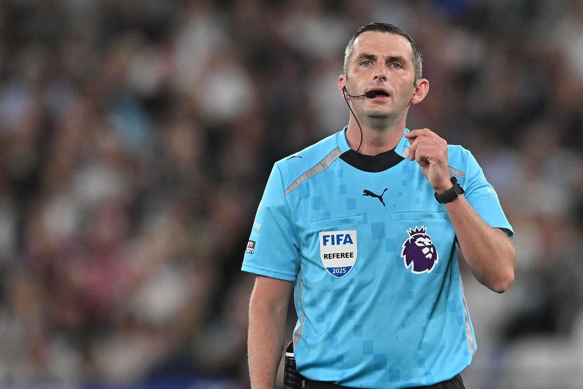Oliver é escalado para o 'Liverpool x United' em meio a passado controverso