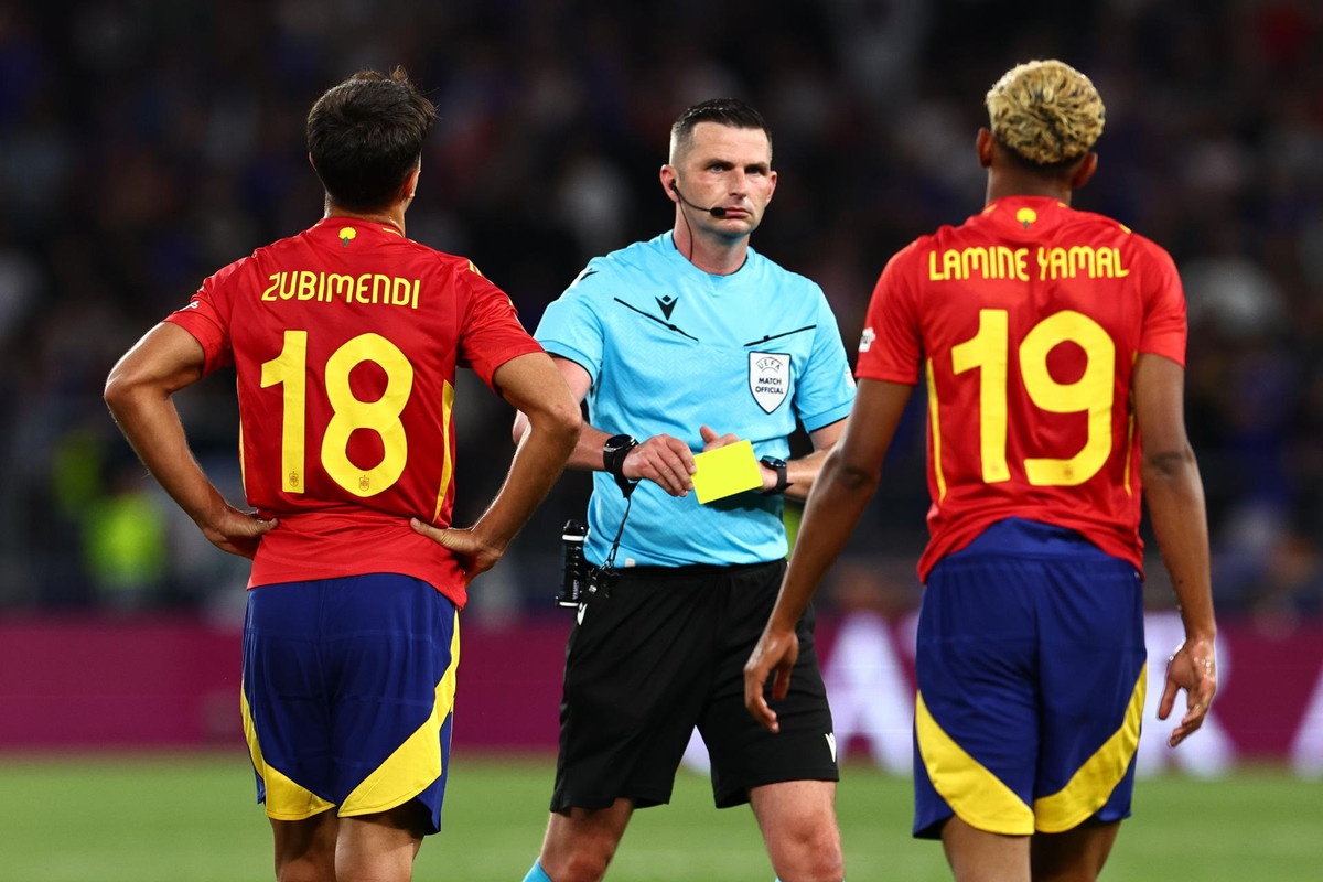 Michael Oliver será el árbitro del Turquía-España