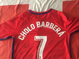El Atlético mandó esta camiseta a la familia del joven fallecido. Twitter/UDAlzira