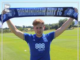 El Birmingham City presenta a su nuevo delantero Greg Stewart. BirminghamCityFC