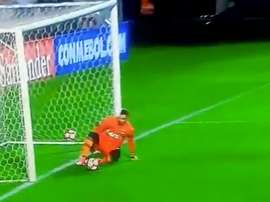 El cancerbero brasileño no estuvo acertado en el segundo gol de Santos. Twitter