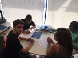 El canterano perico Pol Lozano, en el momento de firmar su primer contrato profesional con el Espanyol. RCDEspanyol