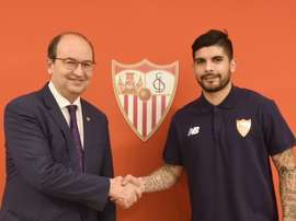 Oficializado o regresso do meia argentino ao Sevilla. SevillaFC